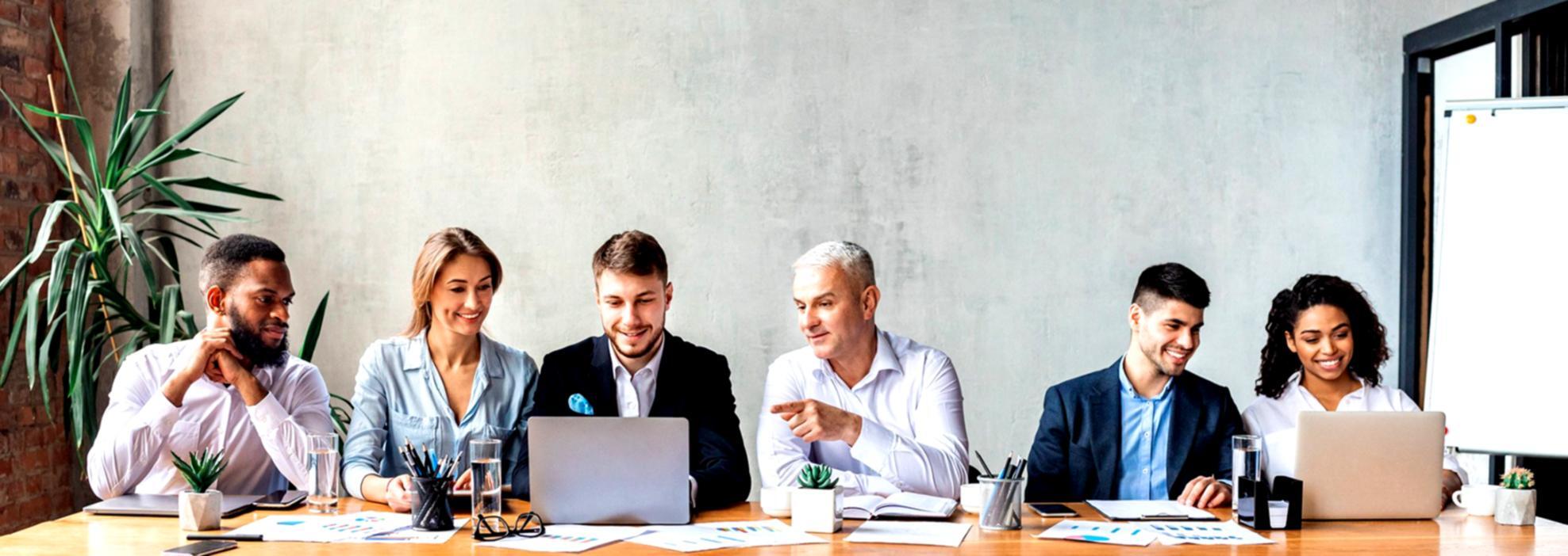 Financijski tim analizira proračunske dijagrame